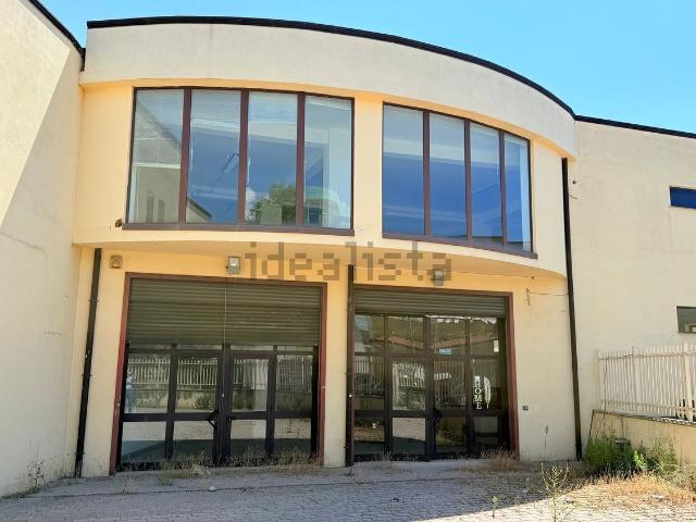 Locale in vendita di 750 m² in Viale del Lavoro, 150