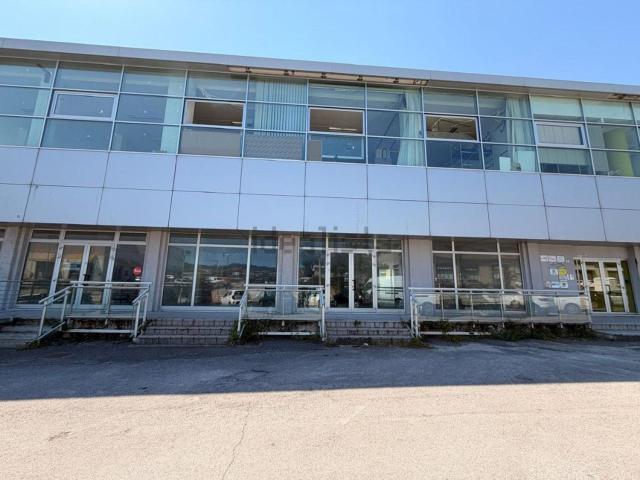 Locale in vendita di 751 m² in Via Achille Grandi, 60131