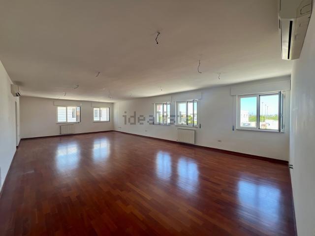 Locale in vendita di 755 m² in Via Vincenzo Sassanelli, 44