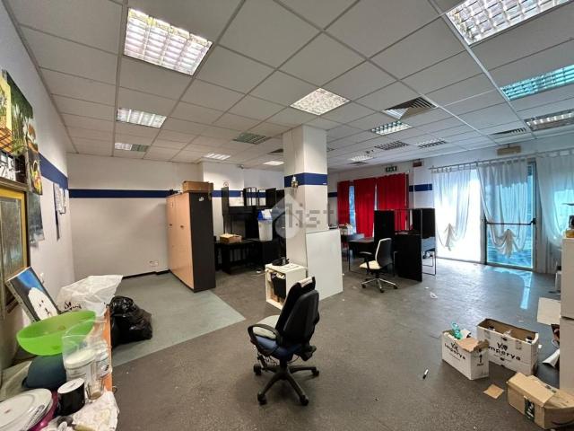 Locale in vendita di 758 m² in Via Isole del Capo Verde, 310