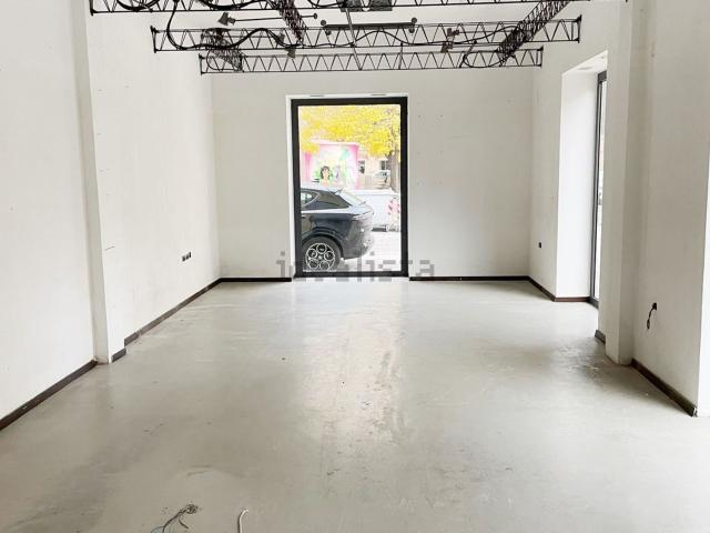 Locale in vendita di 75 m² in Piazza Giuseppe Garibaldi
