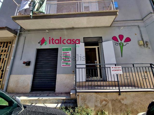 Locale in vendita di 75 m² in Via Alessandro Manzoni
