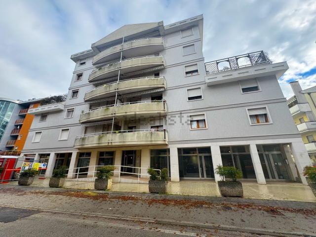 Locale in vendita di 75 m² in Via Altobello, 11