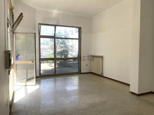 Locale in vendita di 75 m² in Via Andrea Dragoni