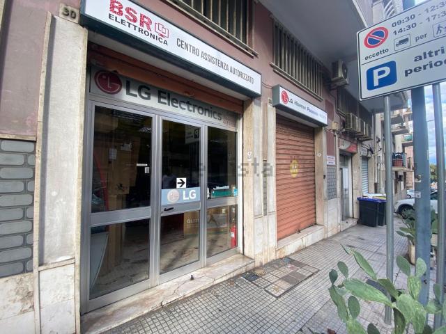 Locale in vendita di 75 m² in Via Antonio Canova, 32
