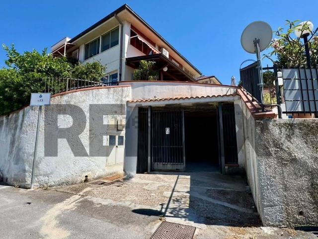Locale in vendita di 75 m² in Via C 1, 2