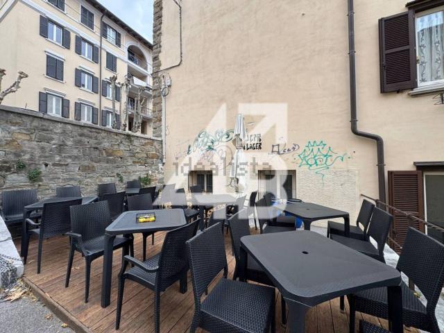 Locale in vendita di 75 m² in Via Ippolito Nievo, 4