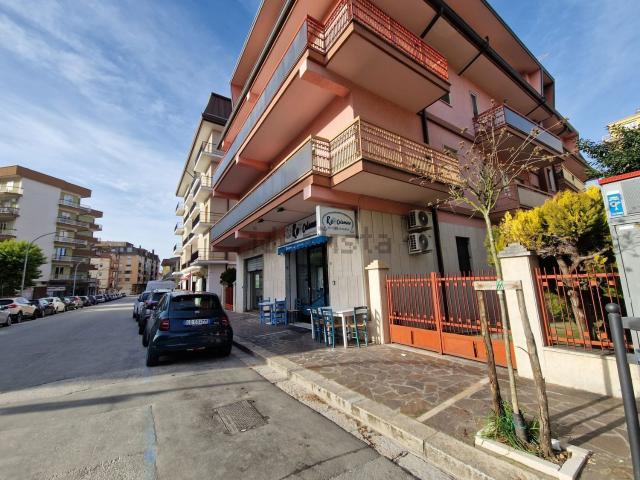 Locale in vendita di 75 m² in Via Molise, 41