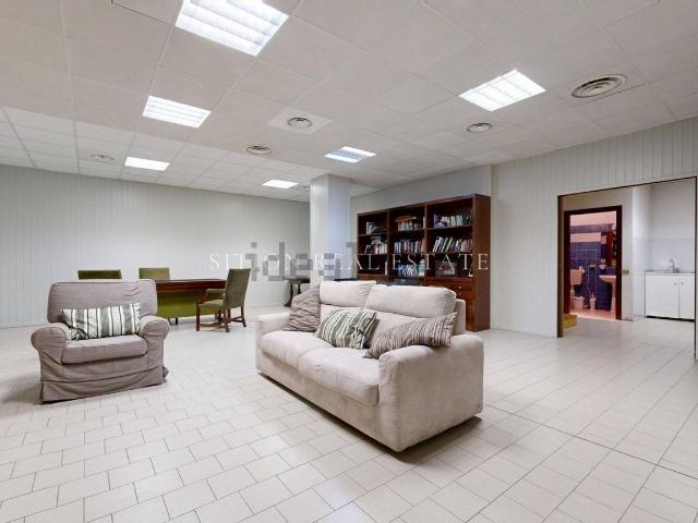 Locale in vendita di 75 m² in Via Pavia, 8
