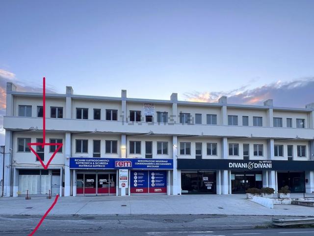 Locale in vendita di 75 m² in Viale Lucrezia della Valle, 102