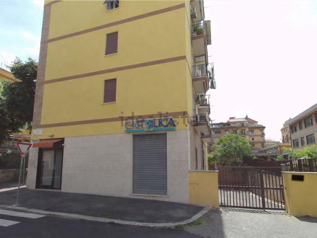 Locale in vendita di 76 m² in Via Vincenzo Cesati