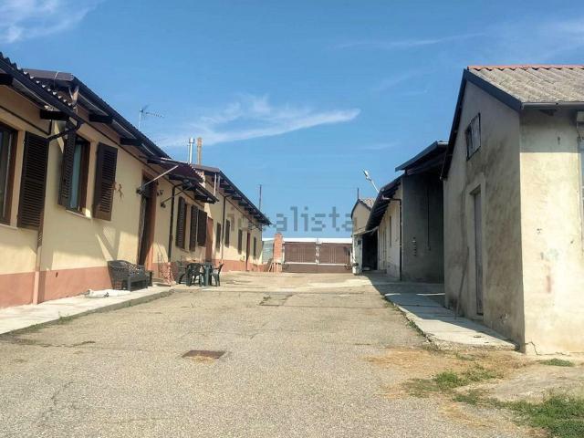 Locale in vendita di 770 m² in Via Case Sparse