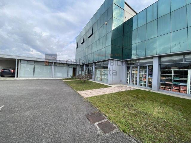 Locale in vendita di 780 m² in Via Valcamonica, 13
