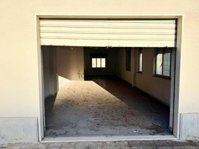 Locale in vendita di 77 m² in Via Cialdini, 129