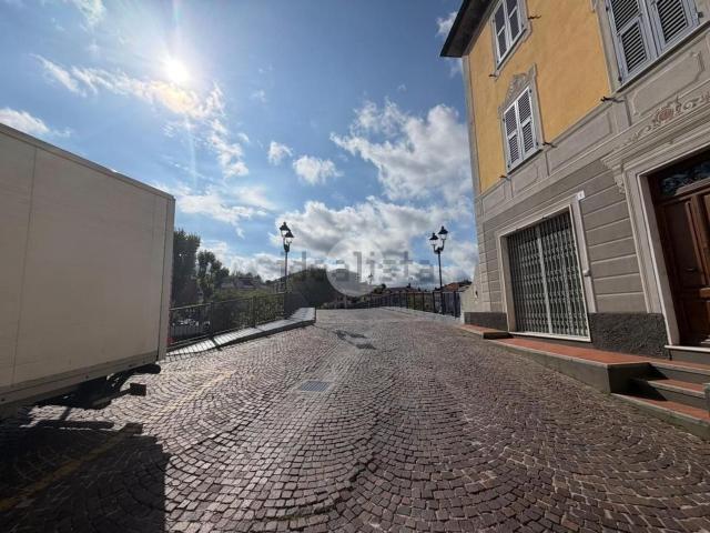 Locale in vendita di 78 m² in Via G. Garibaldi, 11