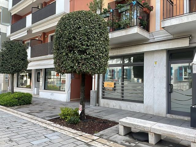 Locale in vendita di 78 m² in Via Marina, 37