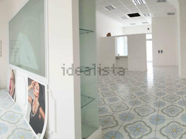 Locale in vendita di 78 m² in Via Raffaele Musone