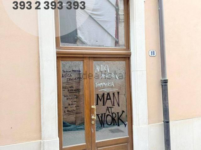 Locale in vendita di 78 m² in Via Sassa, 18