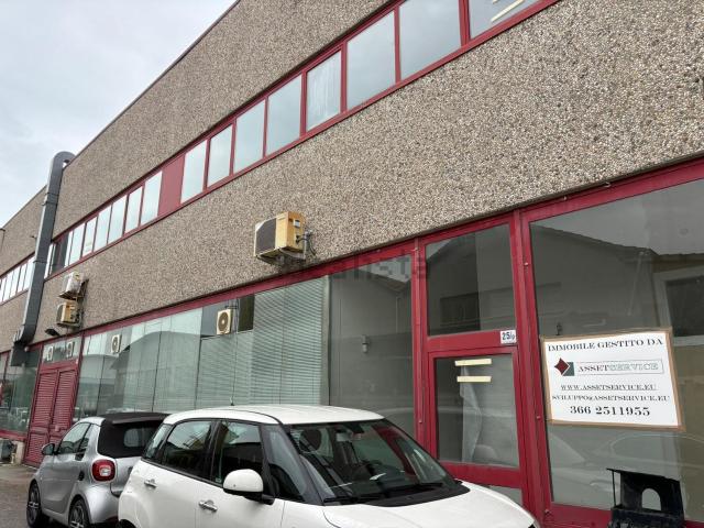 Locale in vendita di 790 m² in Via Val Tiberina, 25