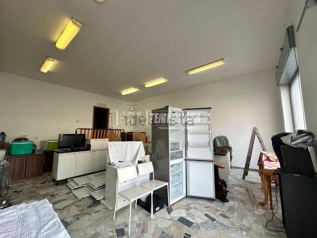 Locale in vendita di 83 m² in Via Vistrorio, 90