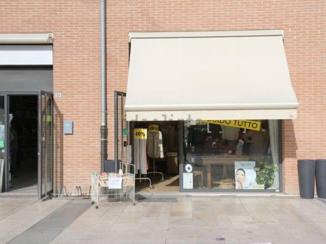 Locale in vendita di 83 m² in Via Lago di Como