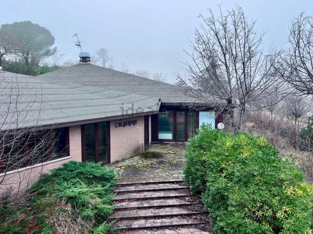 Locale in vendita di 800 m² in Via Alberone