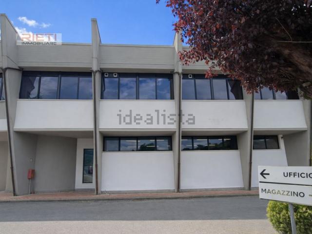Locale in vendita di 800 m² in Via Salaria per L&apos Aquila