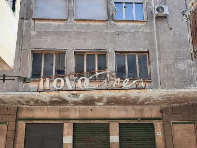 Locale in vendita di 800 m² in Corso Umberto I, 71