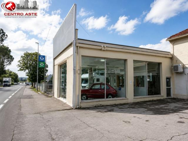 Locale in vendita di 803 m² in Via Tevere