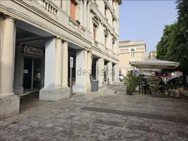 Locale in vendita di 80 m² in Piazza Duomo, 11