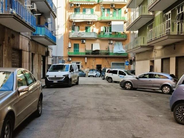 Locale in vendita di 80 m² in Via Ugo Foscolo, 83