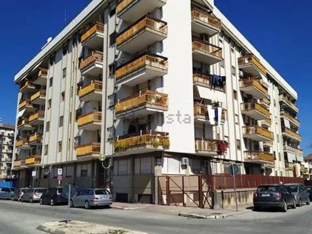 Locale in vendita di 80 m² in Via V. Veneto, 85