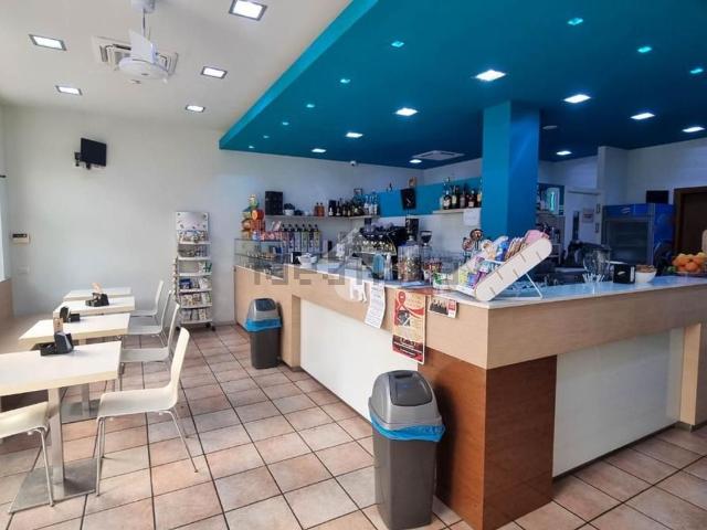 Locale in vendita di 80 m² in Via A. Volta, 8