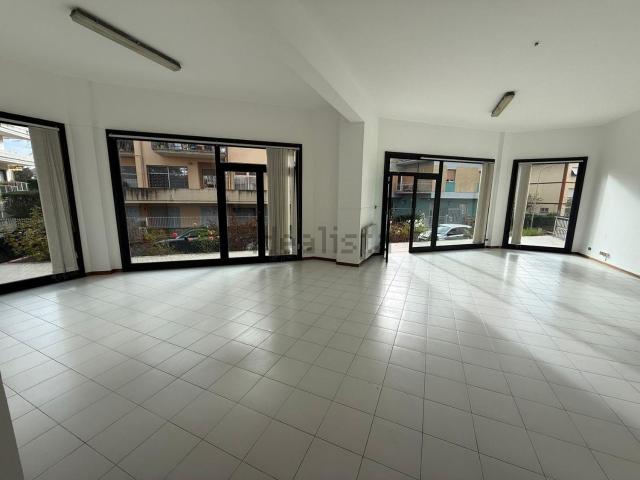Locale in vendita di 80 m² in Via Adige, 8