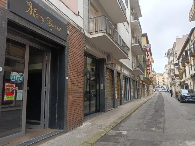 Locale in vendita di 80 m² in Via Adige