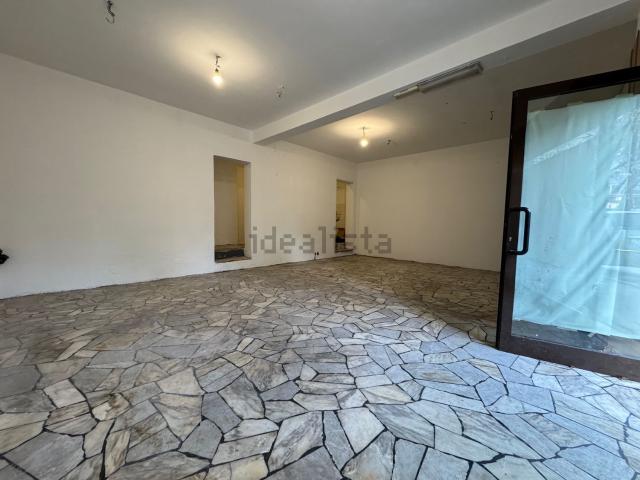 Locale in vendita di 80 m² in Via Aosta