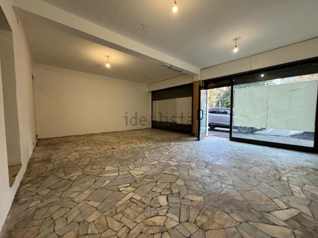 Locale in vendita di 80 m² in Via Aosta