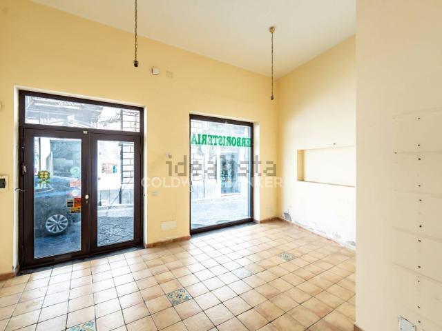 Locale in vendita di 80 m² in Via Dafnica, 107