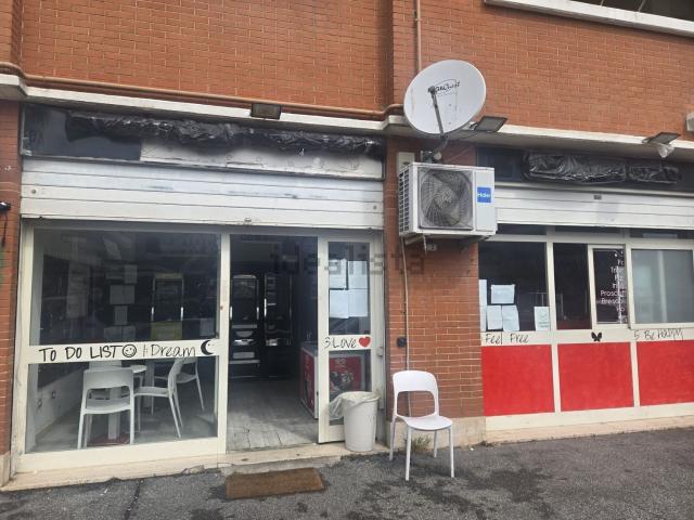 Locale in vendita di 80 m² in Via di Tor San Giovanni, 128