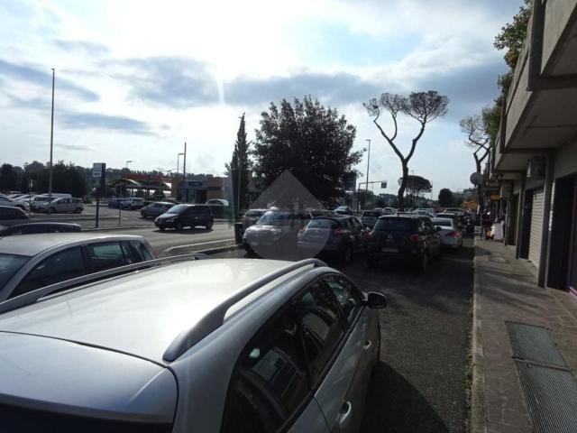 Locale in vendita di 80 m² in Via di Casal Selce