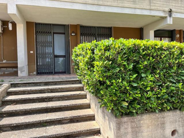 Locale in vendita di 80 m² in Via Emilio Salgari, 43