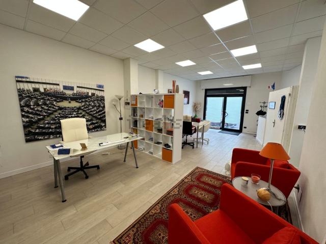 Locale in vendita di 80 m² in Via Emilia Ponente, 197