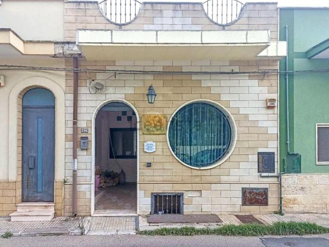 Locale in vendita di 80 m² in Via F. Crispi, 42