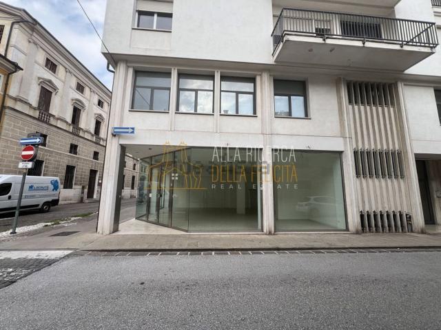 Locale in vendita di 80 m² in Via Fratelli Pasini