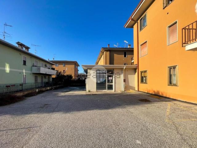 Locale in vendita di 80 m² in Via L. B. Alberti, 10