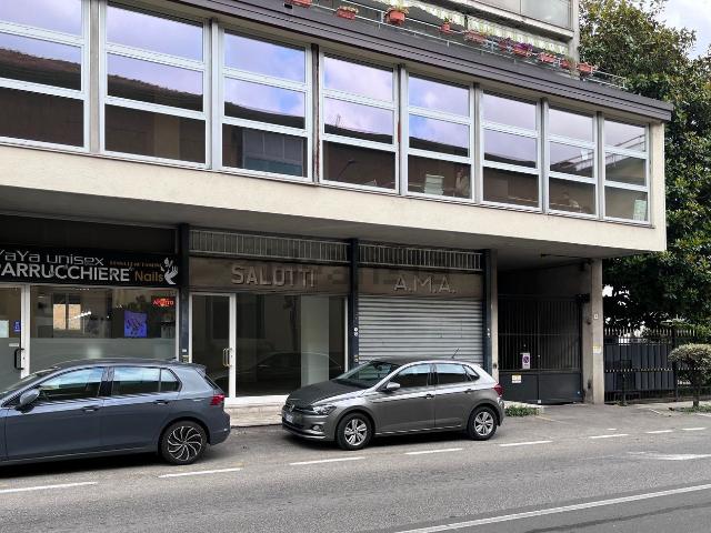 Locale in vendita di 80 m² in Via L. Cadorna, 7