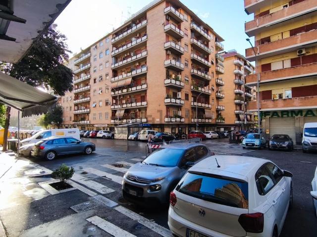 Locale in vendita di 80 m² in Piazza dei Tribuni, 31