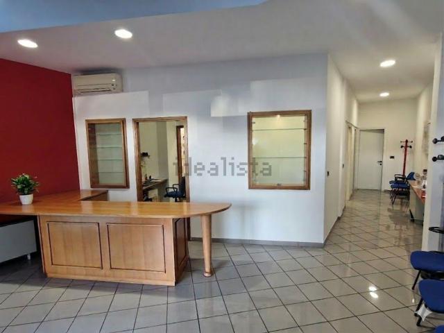 Locale in vendita di 80 m² in Via Pininfarina, 18