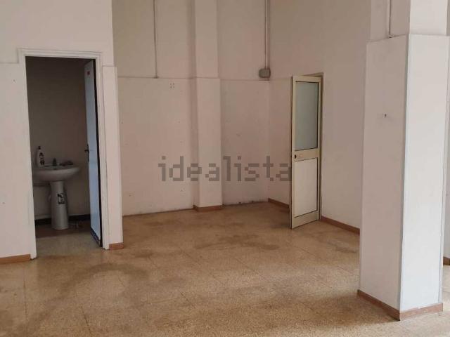 Locale in vendita di 80 m² in Via Pier Santi Mattarella, 2
