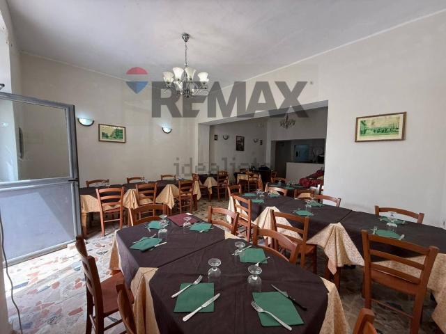 Locale in vendita di 80 m² in Via Re Ierone II, 28